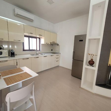 An Apartment With Fireplace Tirana Exterior photo